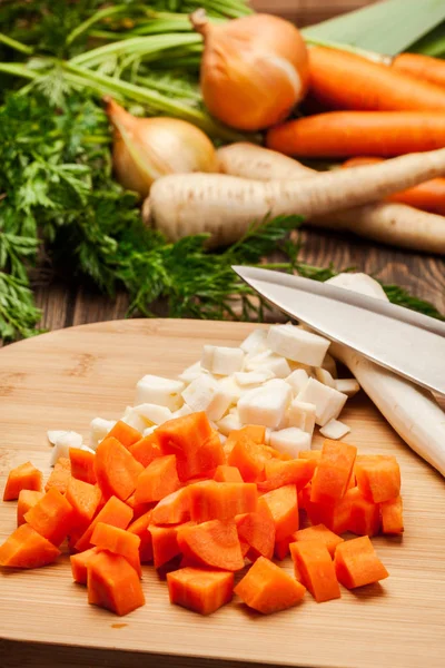 Verduras picadas en una tabla de cortar — Foto de Stock