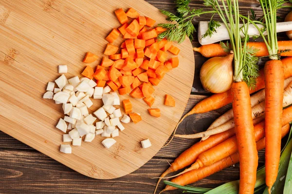 Verduras picadas en una tabla de cortar —  Fotos de Stock