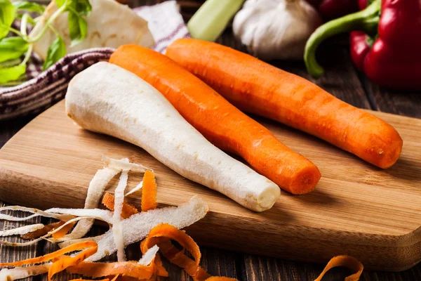 Свежие овощи: морковь и петрушка — стоковое фото