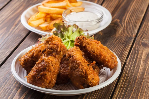 Crisp crunchy chicken wings with chips — Stock Photo, Image