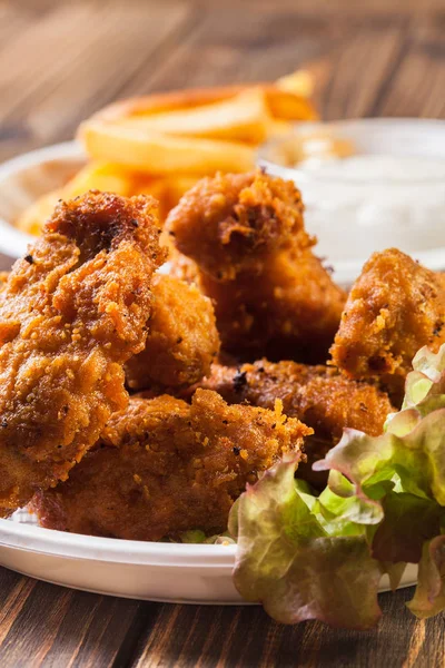 Crujiente crujiente alas de pollo con patatas fritas —  Fotos de Stock