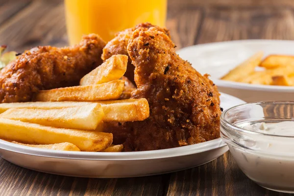 Crisp crunchy chicken wings with chips — Stock Photo, Image