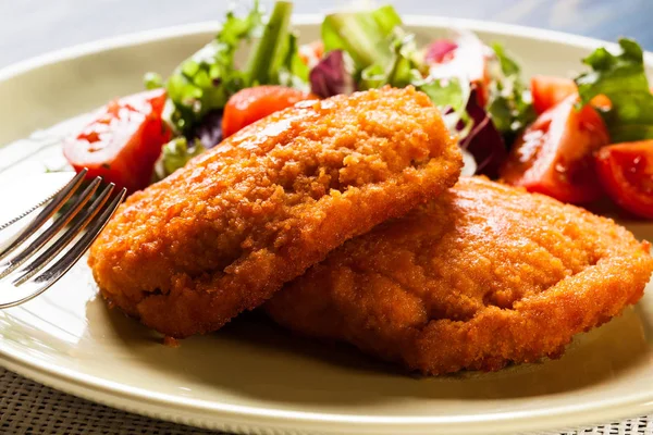 Cutlet Cordon Bleu with salad — Stock Photo, Image