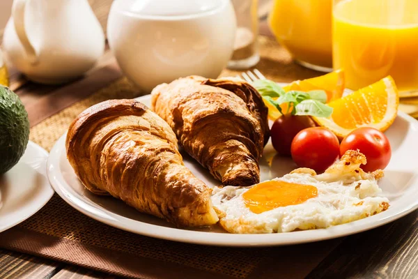 Ontbijt met croissant einde oranje sap — Stockfoto