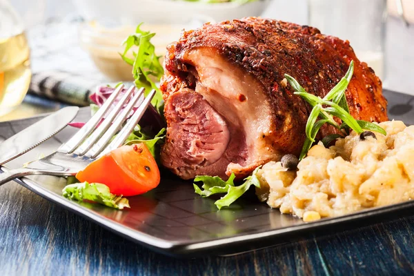 Kızarmış lahana turşusu ile domuz knuckle — Stok fotoğraf