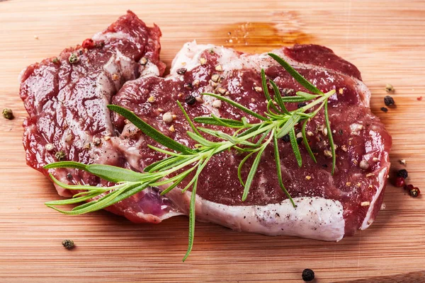 Bistecca di manzo cruda — Foto Stock