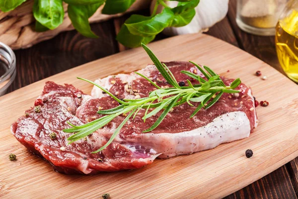 Syrový hovězí steak — Stock fotografie