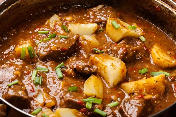 Guisado de carne com batatas — Fotografia de Stock