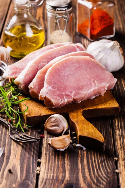 Doğrama tahtası çiğ domuz eti dilimleri — Stok fotoğraf