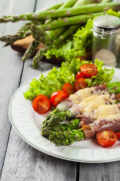 Gebackener grüner Spargel mit Schinken und Käse — Stockfoto