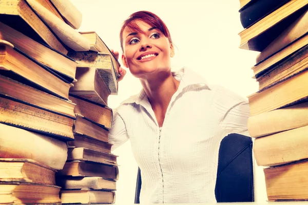 Conceito de educação. Mulher bonita com pilha de livros sobre fundo branco — Fotografia de Stock