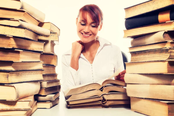 Concepto educativo. Hermosa joven con pila de libros sobre fondo blanco — Foto de Stock