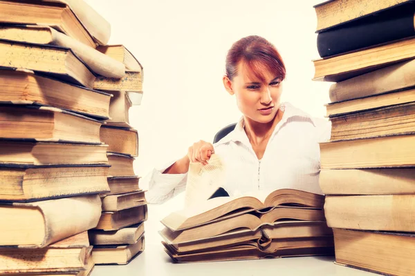 Concepto educativo. Hermosa joven con pila de libros sobre fondo blanco — Foto de Stock