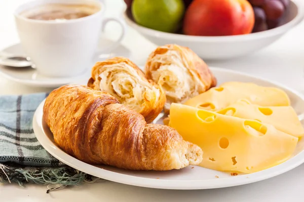 Croissants met kaas, fruit en koffie — Stockfoto