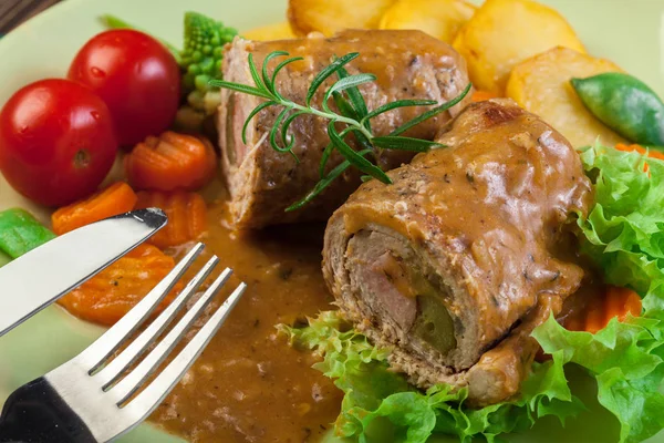 Rolos de porco com batatas e legumes preparados — Fotografia de Stock