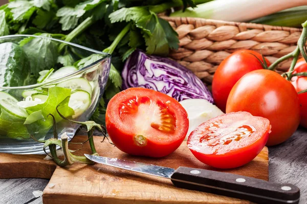 Hackade grönsaker: tomater på skärbräda — Stockfoto
