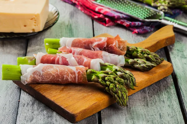 Prosciutto envuelto espárragos verdes — Foto de Stock