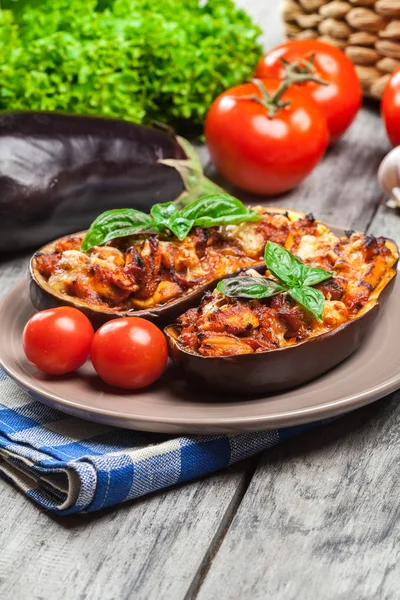 Berinjela assada com pedaços de frango — Fotografia de Stock