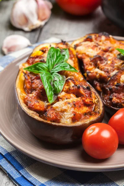 Berinjela assada com pedaços de frango — Fotografia de Stock