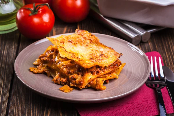 Pièce de lasagnes chaudes savoureuses sur une assiette — Photo