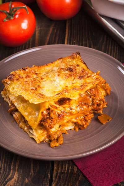 Kus chutné horké lasagne na talíři — Stock fotografie