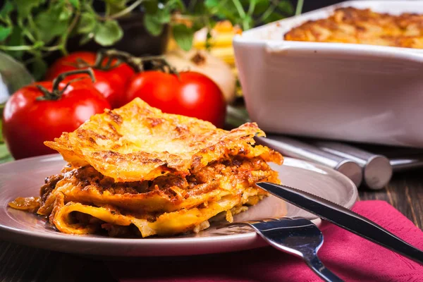 Bit av välsmakande varm lasagne på en tallrik — Stockfoto