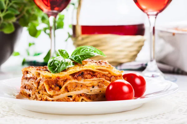 Kawałek smaczne gorące lasagne z czerwonych win — Zdjęcie stockowe