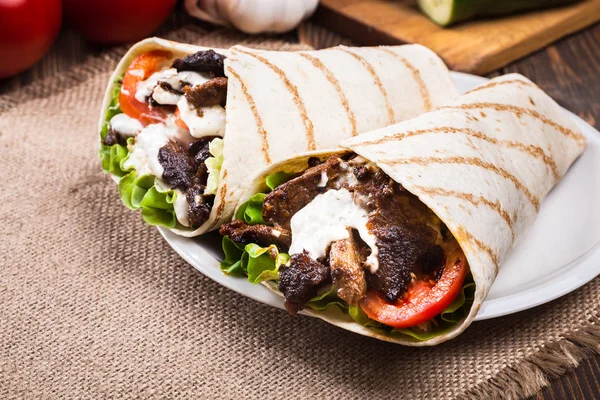 Tasty fresh wrap sandwich with beef and vegetables — Stock Photo, Image
