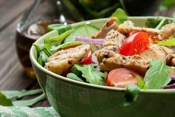 Taze salata tavuk, domates ve roka plaka üzerinde — Stok fotoğraf