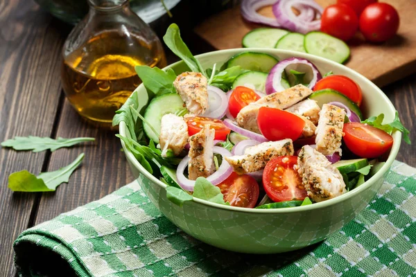 Frischer Salat mit Huhn, Tomaten und Rucola auf Teller — Stockfoto