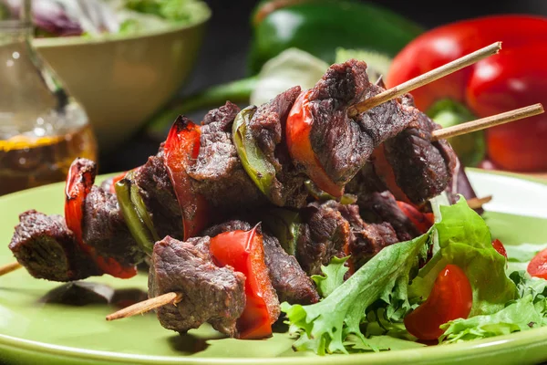 Carne de vacuno a la parrilla y kebabs vegetales —  Fotos de Stock