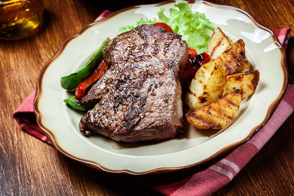 焼きポテトとパプリカと牛肉のグリル ステーキの部分 — ストック写真