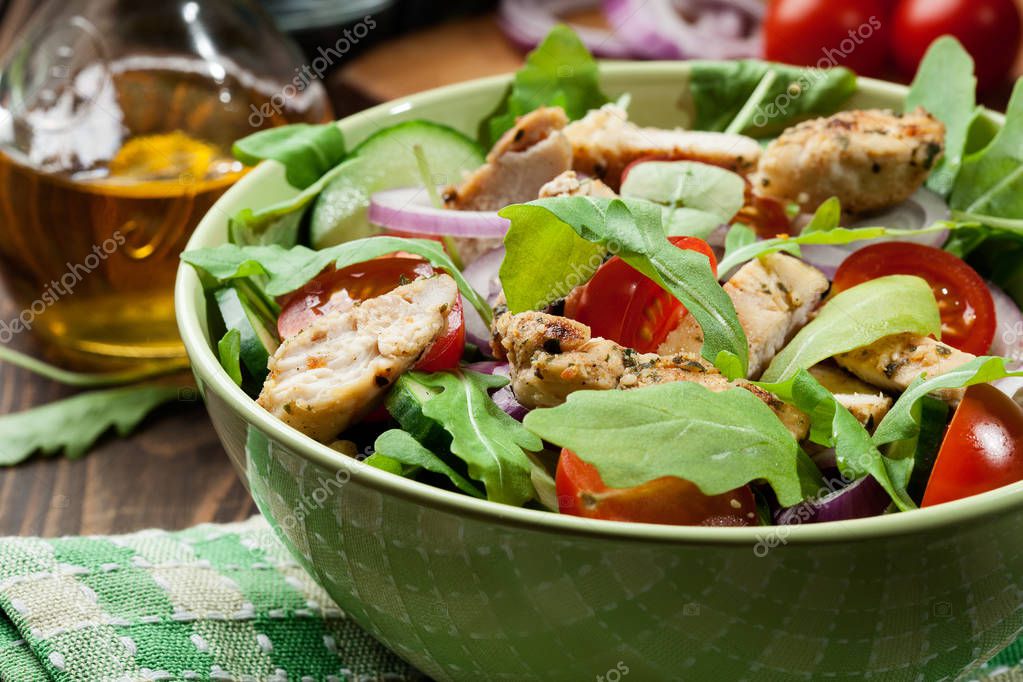 курицу без майонеза. салат с хрустящим луком. салат. салат с курицей но без майонеза. салат из куриного филе без майонеза.