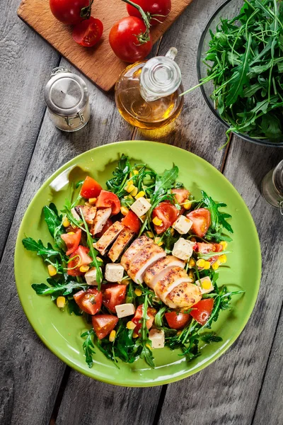 Insalata fresca con petto di pollo, rucola e pomodoro — Foto Stock