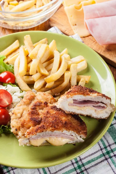 Escalope Cordon Bleu avec longe de porc servie avec frites et s — Photo