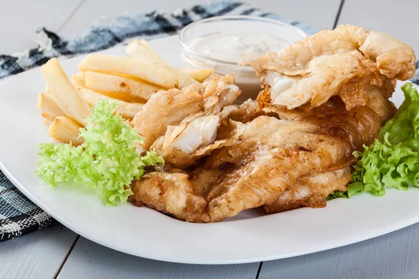 Рыба и чипсы с татарским соусом на тарелке — стоковое фото
