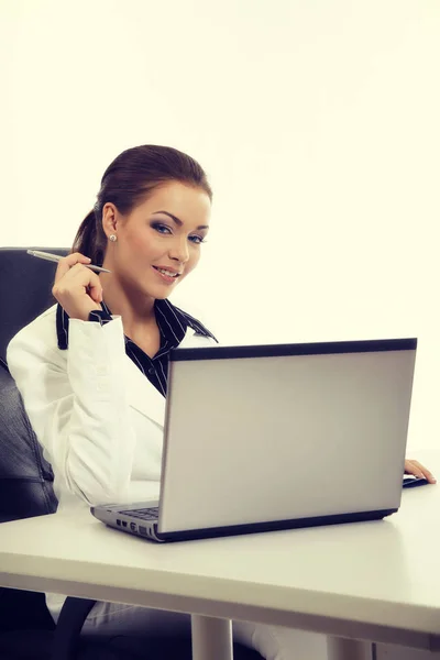 Empresária atraente trabalhando com laptop no escritório — Fotografia de Stock