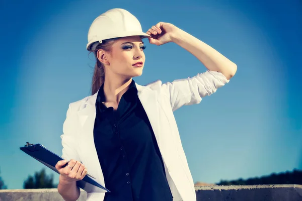 Ingeniera en casco delante de la obra —  Fotos de Stock