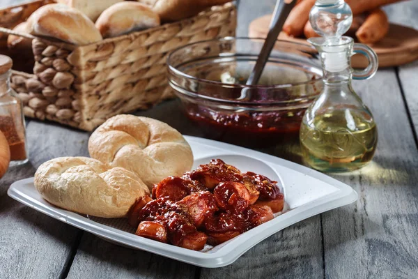 Delicious German currywurst - pieces of sausage with curry sauce — Stock Photo, Image