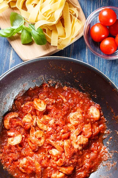 Crevettes avec sauce tomate et herbes sur une casserole — Photo