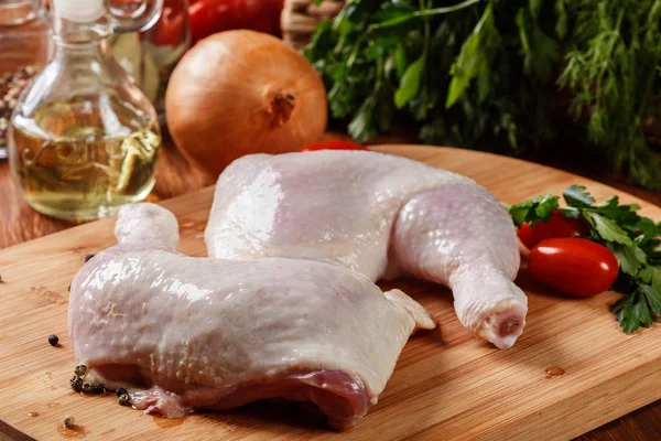 Pernas de frango cru e ingredientes de escabeche — Fotografia de Stock