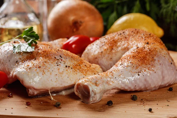 Bâtonnets de poulet cru assaisonnés avec des herbes — Photo