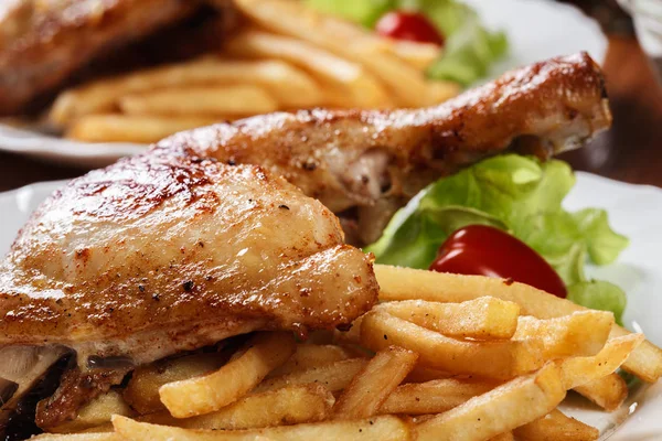 Gambe di pollo arrosto con patatine fritte e lattuga — Foto Stock