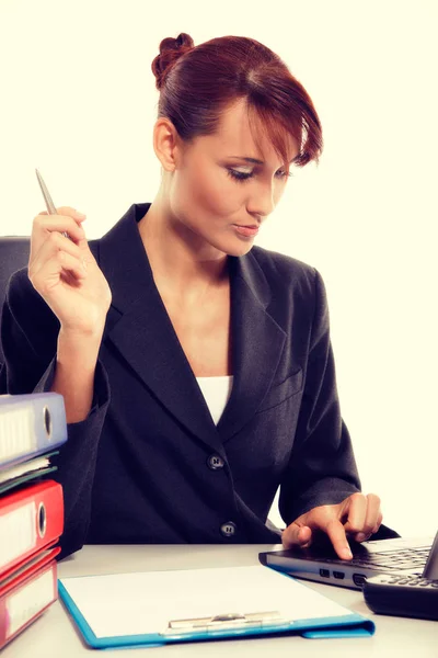 Jovem mulher de negócios atraente usando laptop no escritório — Fotografia de Stock