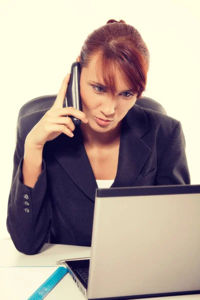 Aantrekkelijke jonge vrouw met onderhandelingen telefonisch in kantoor — Stockfoto