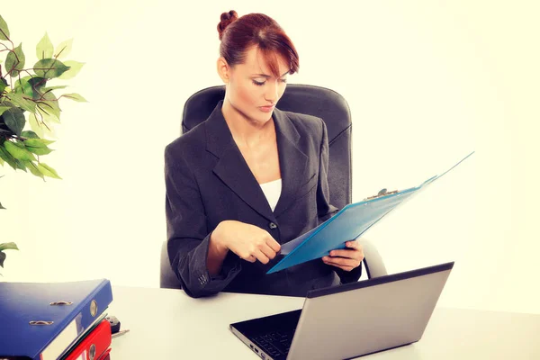 Jovem mulher de negócios atraente usando laptop no escritório — Fotografia de Stock