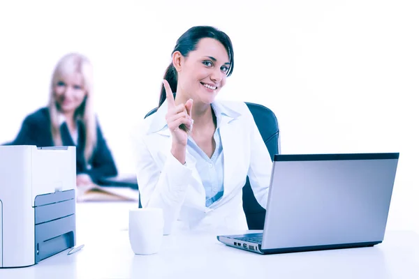 Dos atractivas mujeres de negocios que trabajan en la oficina —  Fotos de Stock