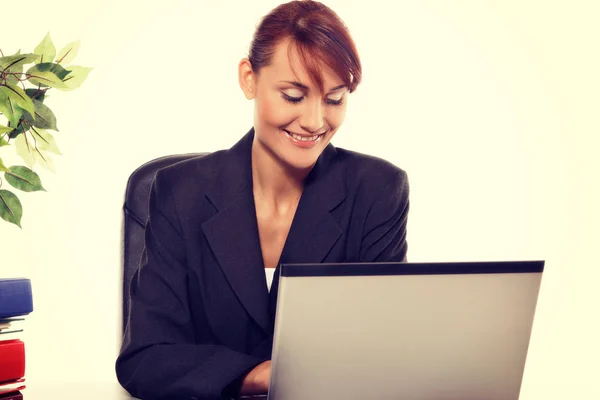 Mujer de negocios atractiva joven usando el ordenador portátil en la oficina — Foto de Stock