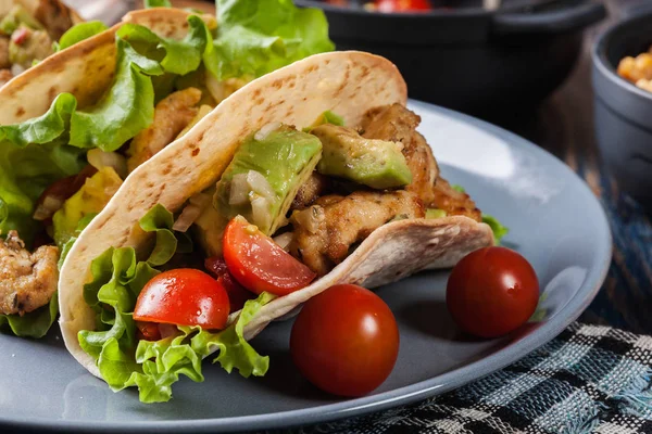 Tacos mexicanos autênticos com frango e salsa com abacate, tomates e pimentas — Fotografia de Stock