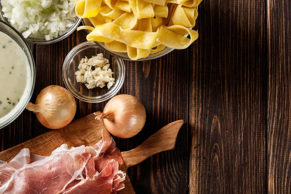 Ingredienser redo för att förbereda pappardelle med prosciutto och — Stockfoto